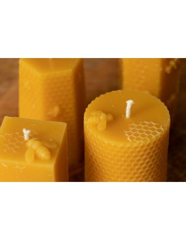 Bijenwaskaars met raat en bijen 