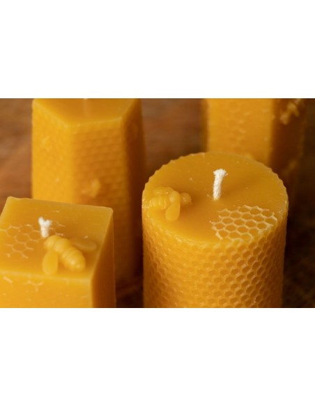 Bijenwaskaars met raat en bijen 